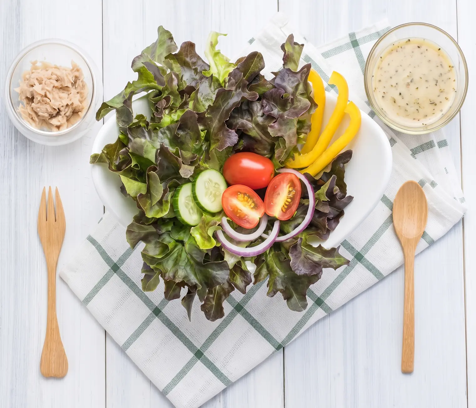 Fresh garden salad with peppers and tomatoes